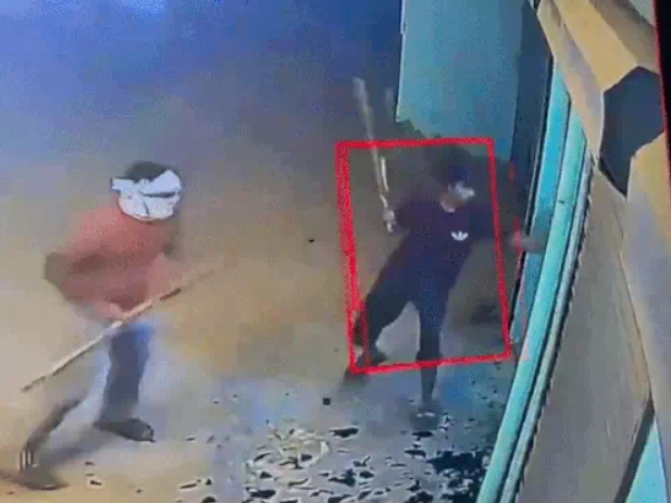 गुरुग्राम में अंडा कारोबारी के ऑफिस पर तोड़फोड़ करते बदमाश।