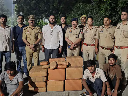 Five smugglers arrested with over 150 kg of cannabis in Tronica City; two cars with fake number plates seized.