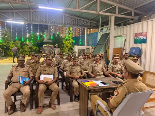 High-level crime meeting held at Ghaziabad's Wave City police station; SHO issues red alert.