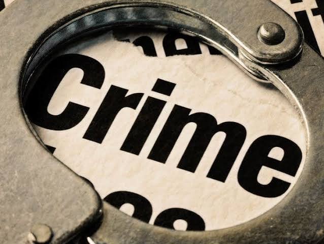 Rendered the e-rickshaw driver unconscious by holding a handkerchief over his nose, then looted ₹2,200